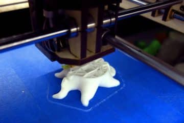 imprimante 3D en plain travail avec de la matière plastique ABS