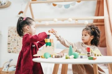 deux petites filles jouent ensemble